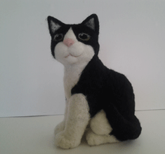 Gatto bianco e nero di lana